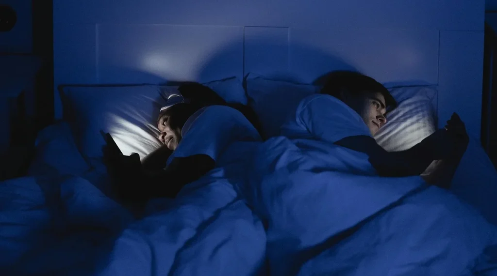 digital habits improving sleep by reducing screen time