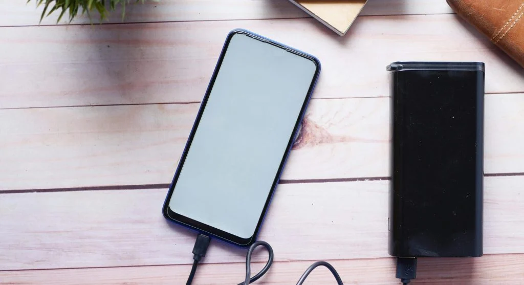 Illustration of a device in moderate temperature with a battery icon