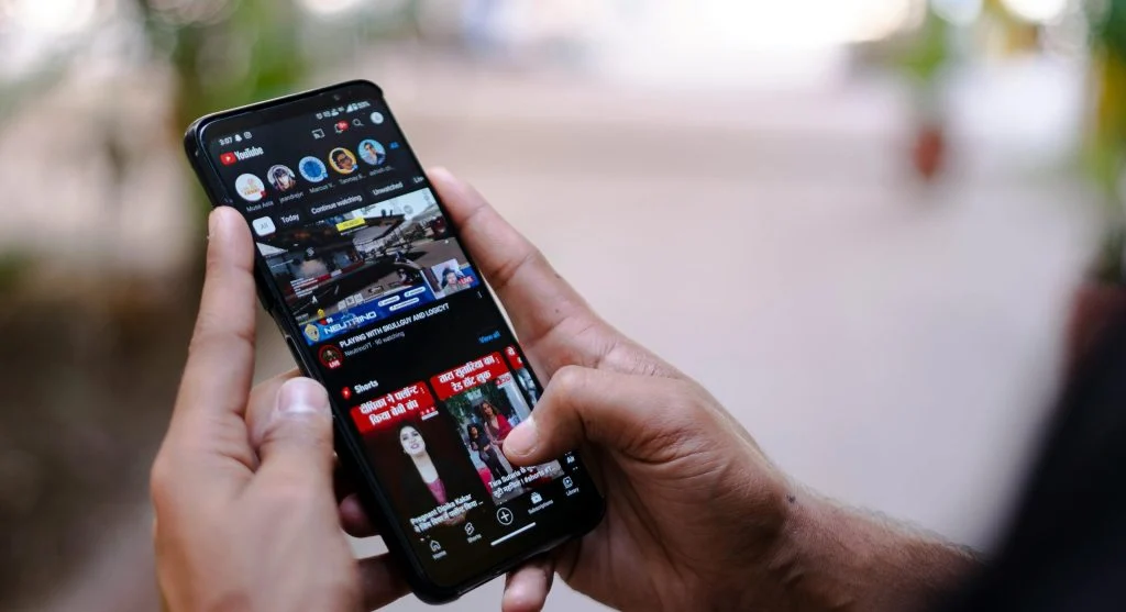 Mobile phone screen showing low data usage settings