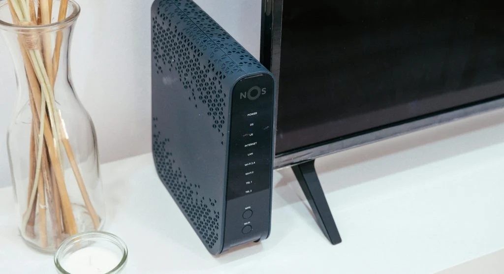 Person holding a tablet with a strong Wi-Fi signal at home
