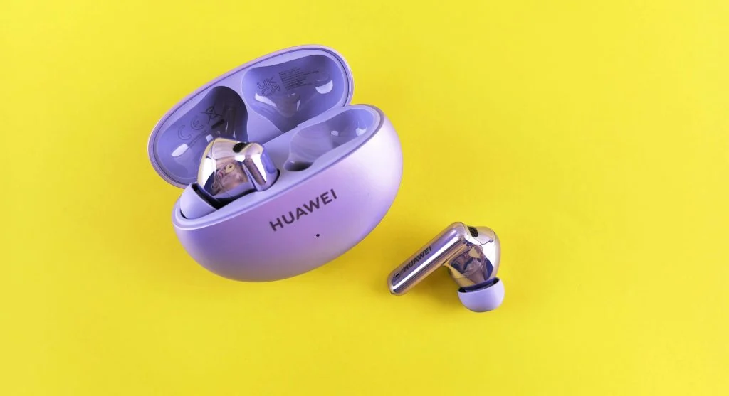 Wireless earbuds with tips for better audio and battery life