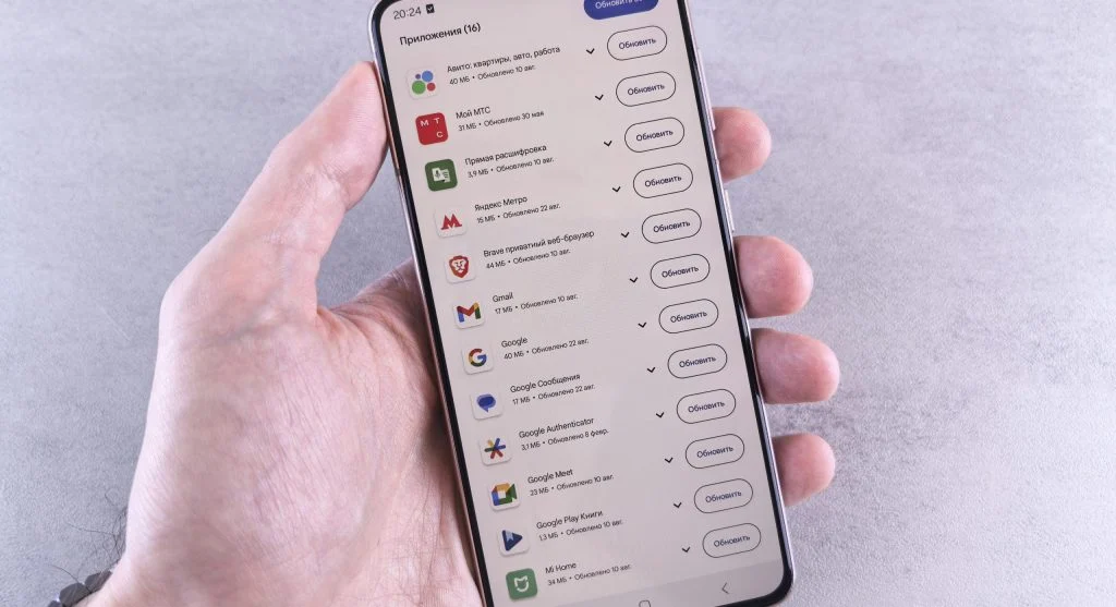 App crash fix tips with a smartphone and a checklist