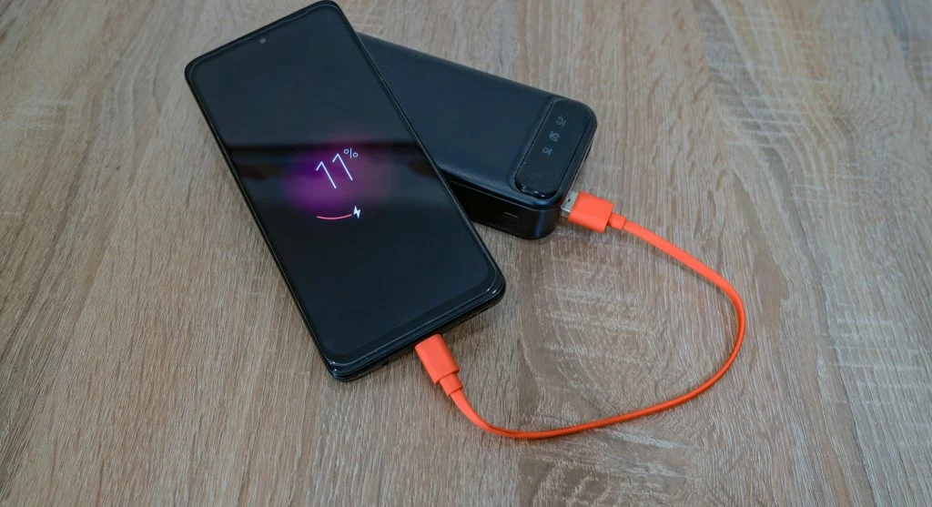 Mobile device screen with reduced brightness to save battery