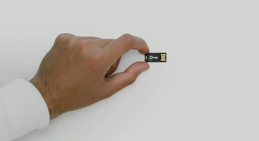 Illustration of a person safely using a USB flash drive