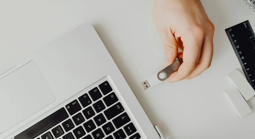 USB safety tips graphic, avoiding unknown flash drives for security