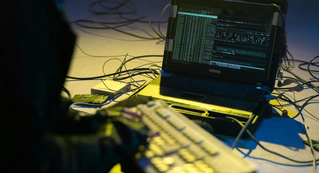 Public Wi-Fi safety tips: logging out of accounts on laptop