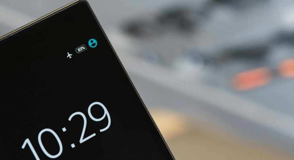 Mobile phone screen with lowered brightness to save battery power