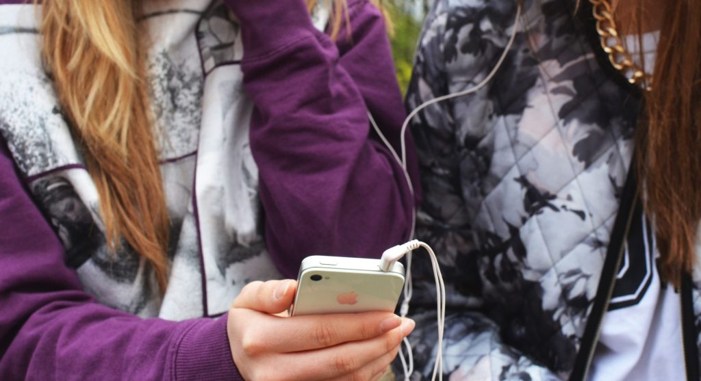 People sharing smartphone myths information