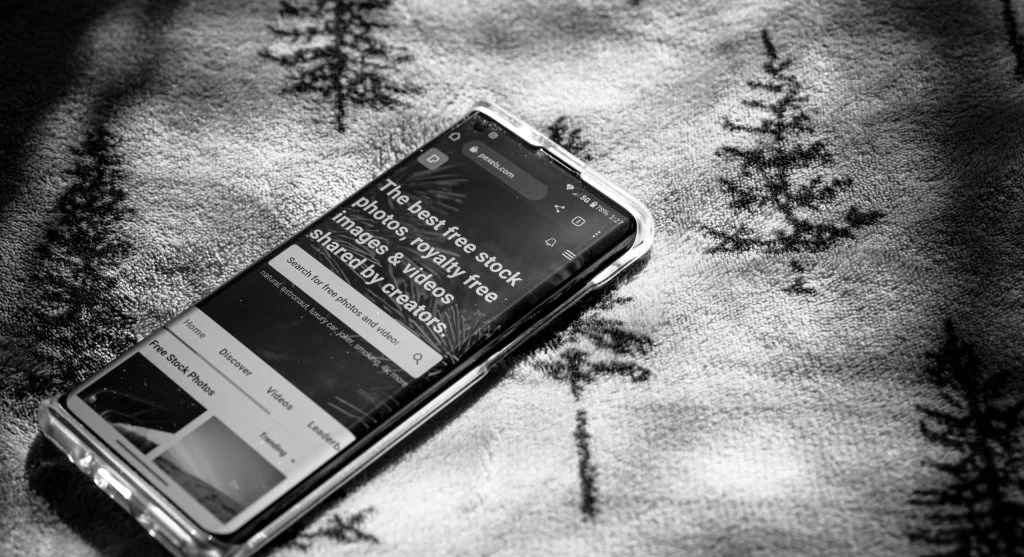 Cleaning smartphone screen safely
