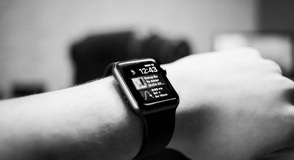 smartwatch with reminders and time