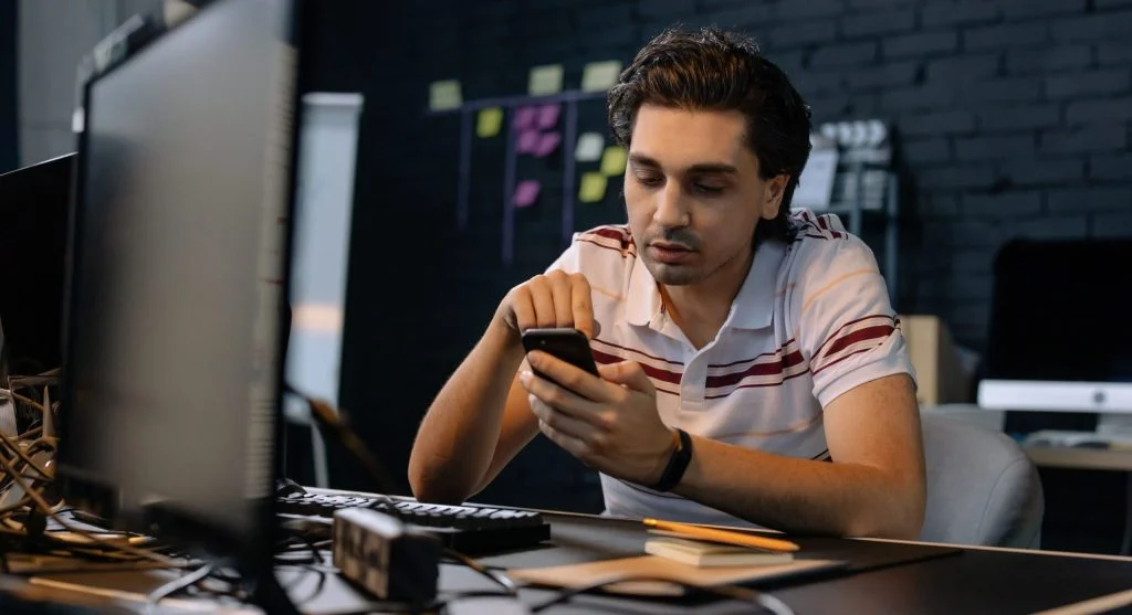 Smartphone notification interrupting work focus