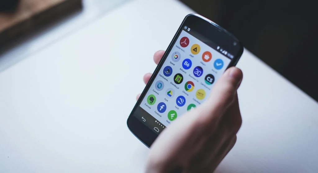 closing background apps on smartphone